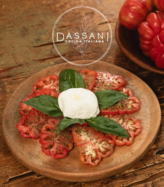 Ensalada caprese con tomate, burrata y albahaca